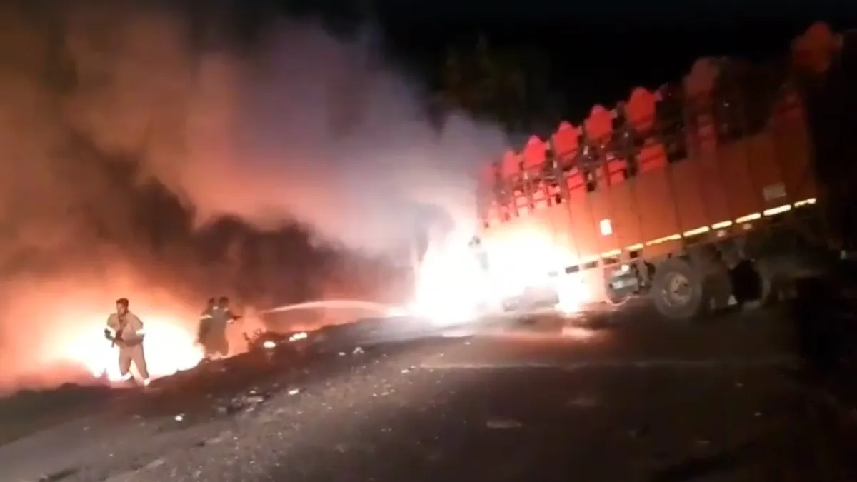 वाहनों की आग बुझाते दमकल कर्मी- India TV Hindi