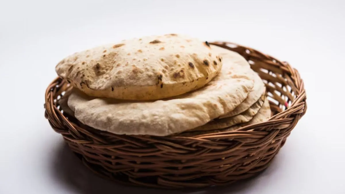 रात की बची रोटी को न करें फेंकने की गलती, जान लें बासी रोटी खाने से क्या होता है रात की बची रोटी को न करें फेंकने की गलती, जान लें बासी रोटी खाने से क्या होता है