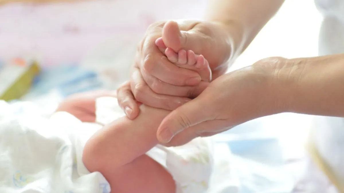 नारियल तेल या सरसों तेल, बच्चों की मालिश के लिए कौन सा तेल बेस्ट होता है?- India TV Hindi