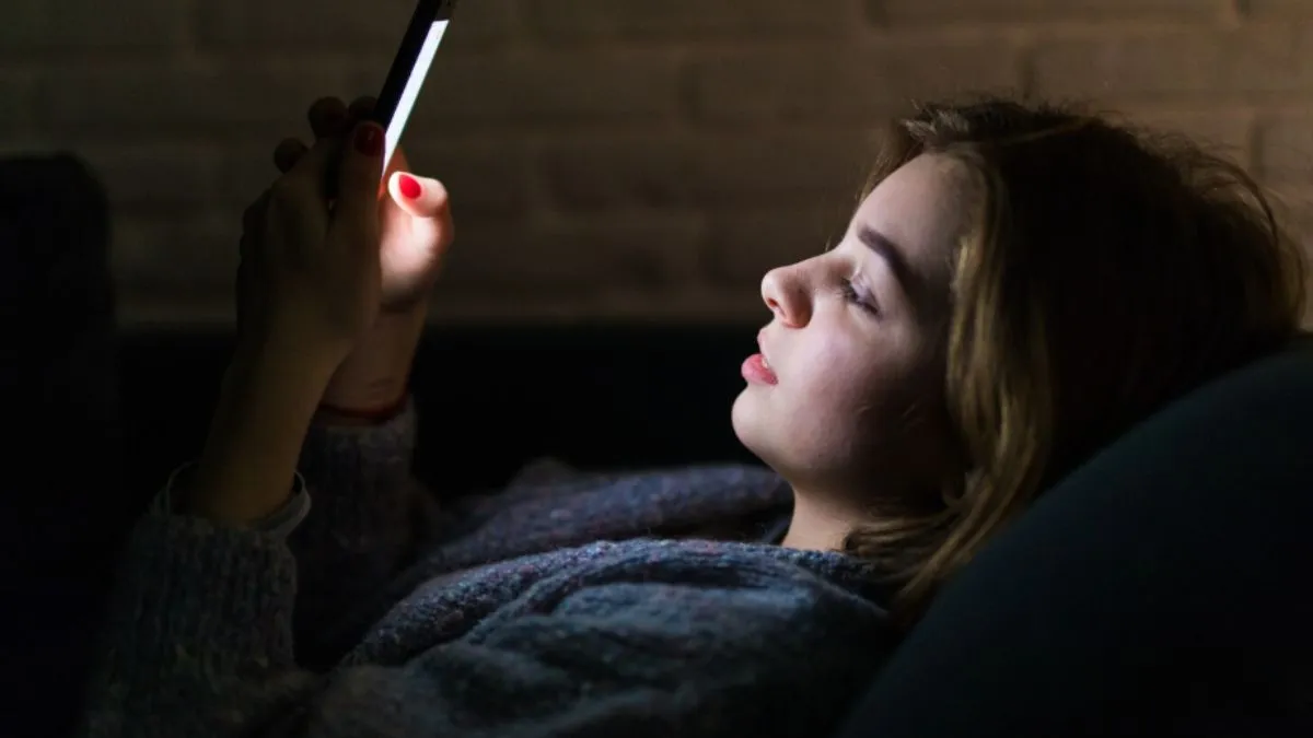 Smartphone के ज्यादा इस्तेमाल पर शरीर पर क्या पड़ सकता है असर - India TV Hindi