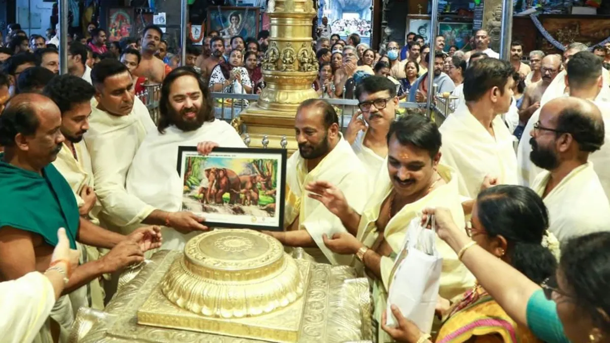 गुरुवायुर मंदिर में मौजूद अनंत अंबानी और अन्य गणमान्य।- India TV Hindi