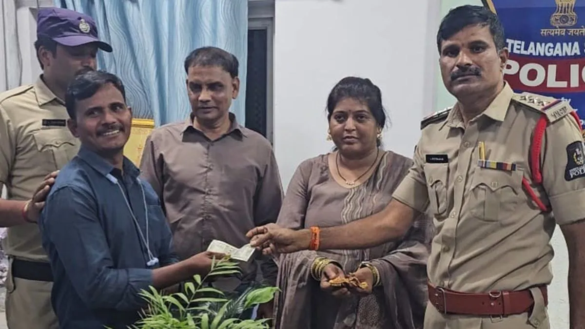 Hyderabad auto driver honesty, lost gold returned India, Saifabad police quick action- India TV Hindi