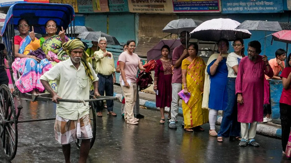 कोलकाता में वोटिंग के दौरान लाइन में खड़े लोग- India TV Hindi