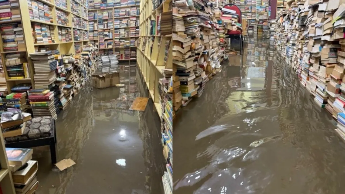 बुक स्टोर में घुसा बाढ़ का पानी- India TV Hindi