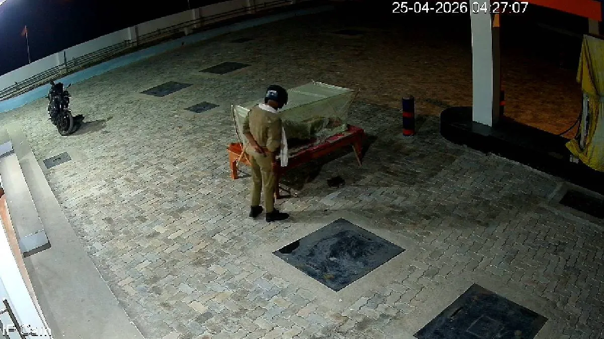 चोरी करता कथित पुलिसकर्मी- India TV Hindi