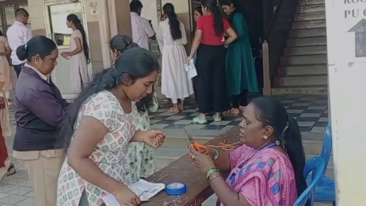 नोज पिन पर चिपकाया गया टेप- India TV Hindi