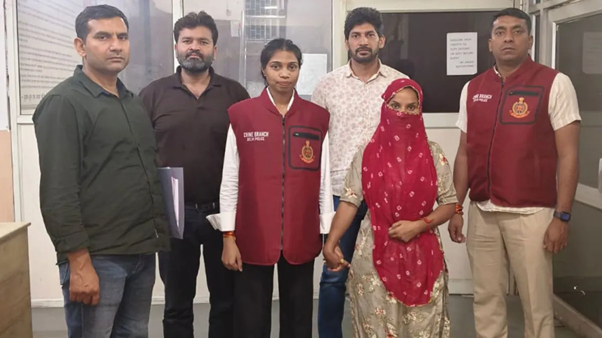 Delhi Police arrest, Paro fraud case, women targeted scam, hospital temple fraud India- India TV Hindi