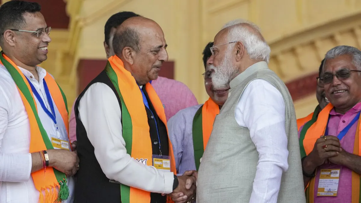 दिनेश त्रिवेदी (बाएं) और प्रधानमंत्री नरेंद्र मोदी (दाएं)- India TV Hindi