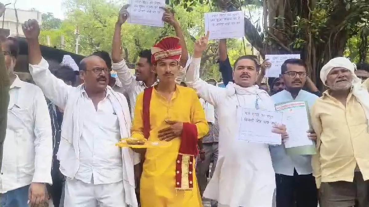 डीएम ऑफिस पर बारात के साथ प्रदर्शन करता दूल्हा- India TV Hindi