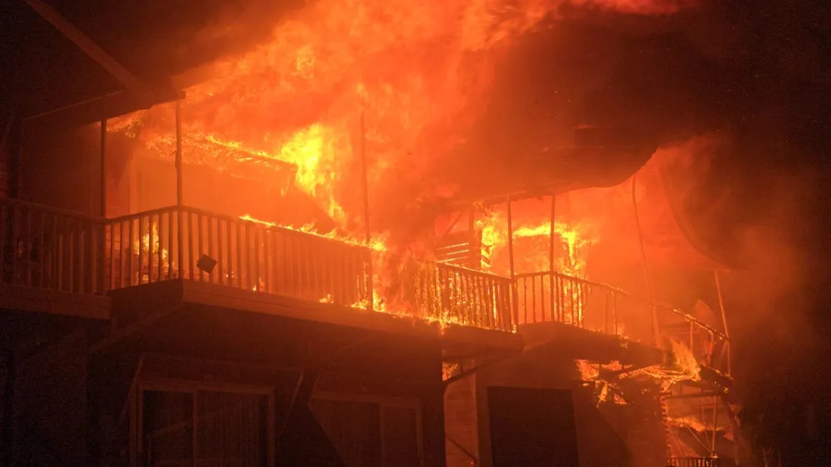 मांडरेम के लग्ज़री कॉटेज में भीषण आग- India TV Hindi