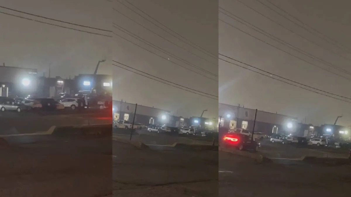 कार शो रूम पर फायरिंग- India TV Hindi