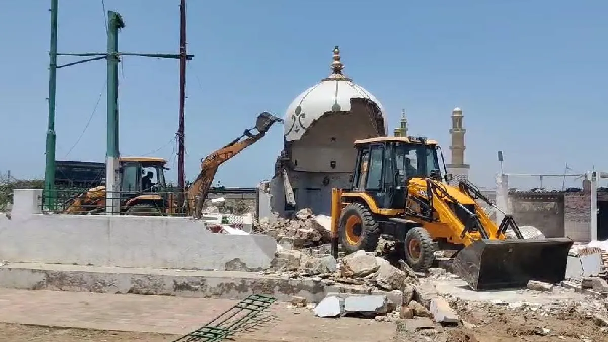 बुलडोजर से अवैध निर्माण ध्वस्त- India TV Hindi