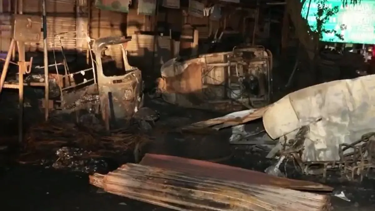 गाड़ियों में लगाई गई आग- India TV Hindi