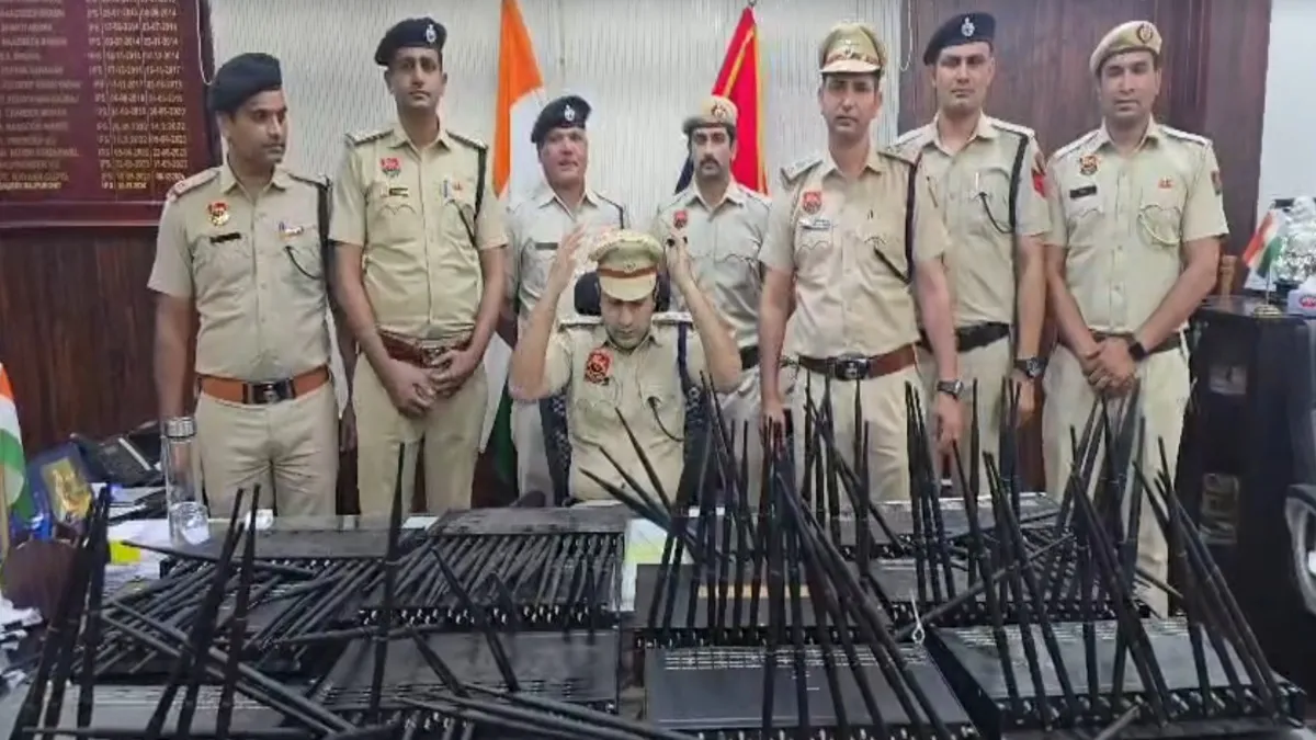 जब्त किया गया ठगी में इस्तेमाल किया जाने वाला सामान- India TV Hindi