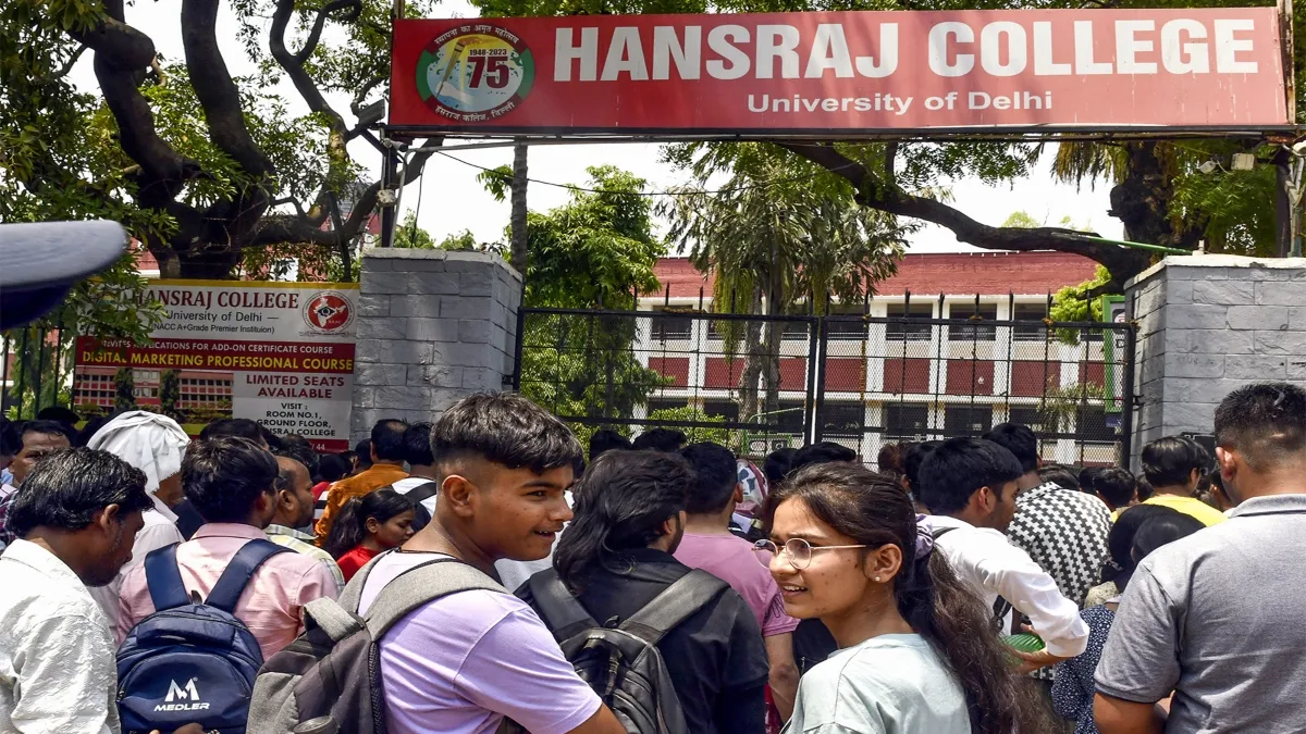 हंसराज कॉलेज के बाहर खड़े छात्र- India TV Hindi