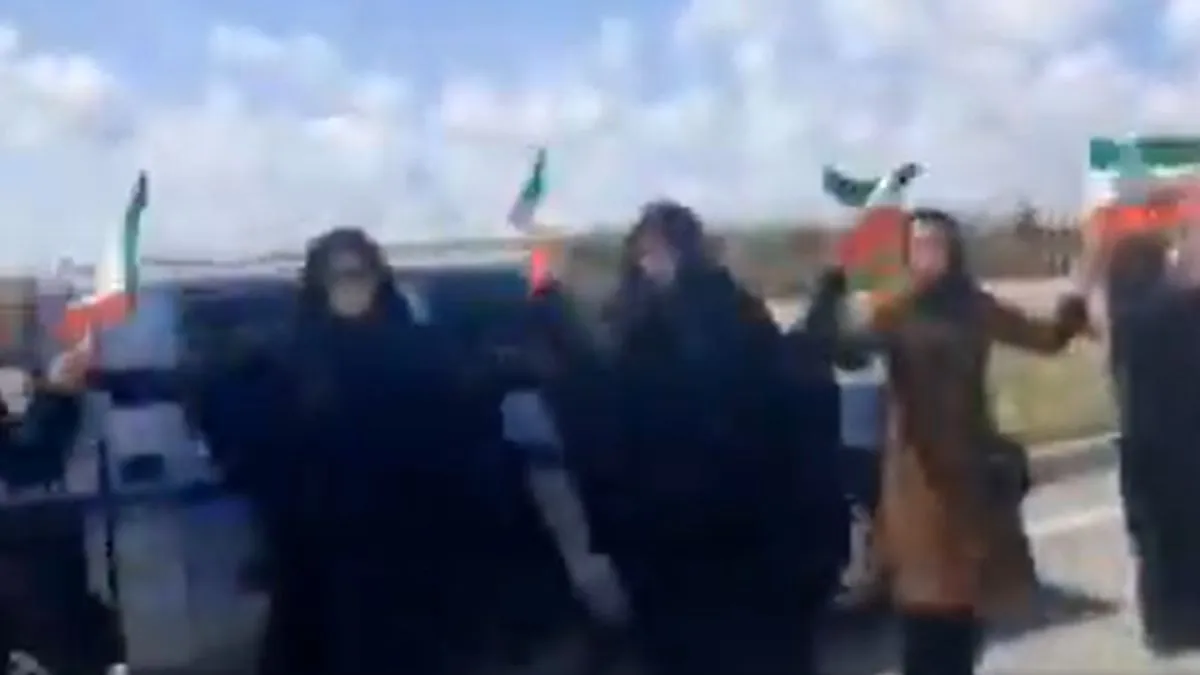 Iran protest human chain, Ilam Iran protest, US Iran tensions, Donald Trump Iran warning- India TV Hindi