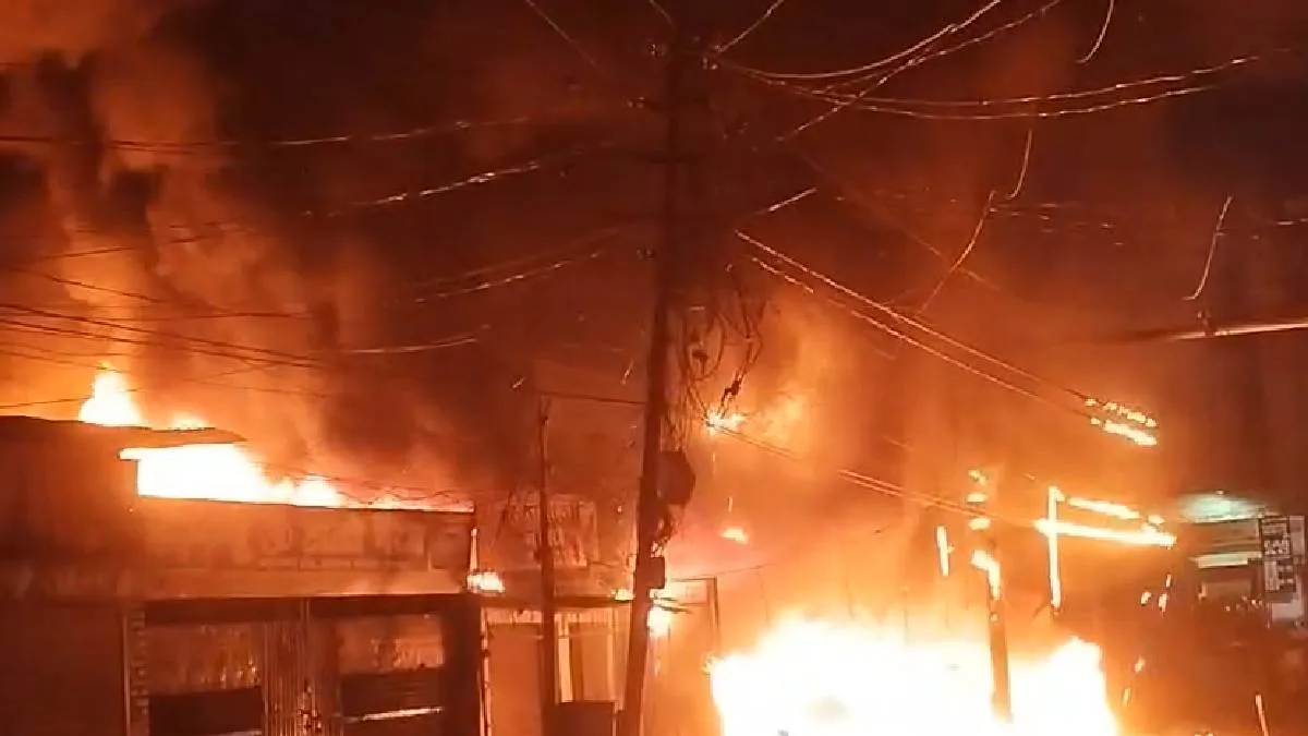 गैराज में लगी भीषण आग- India TV Hindi