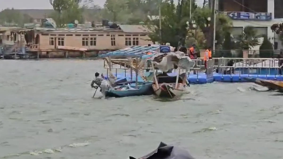 डल झील में शिकारों पर सवार सभी लोगों को सुरक्षित बचाया गया- India TV Hindi