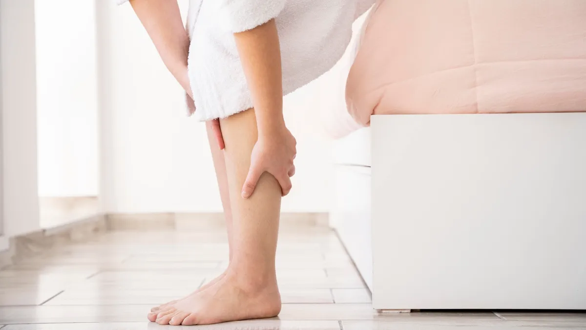 हाथ-पैर में अकड़न किस बीमारी के लक्षण?- India TV Hindi