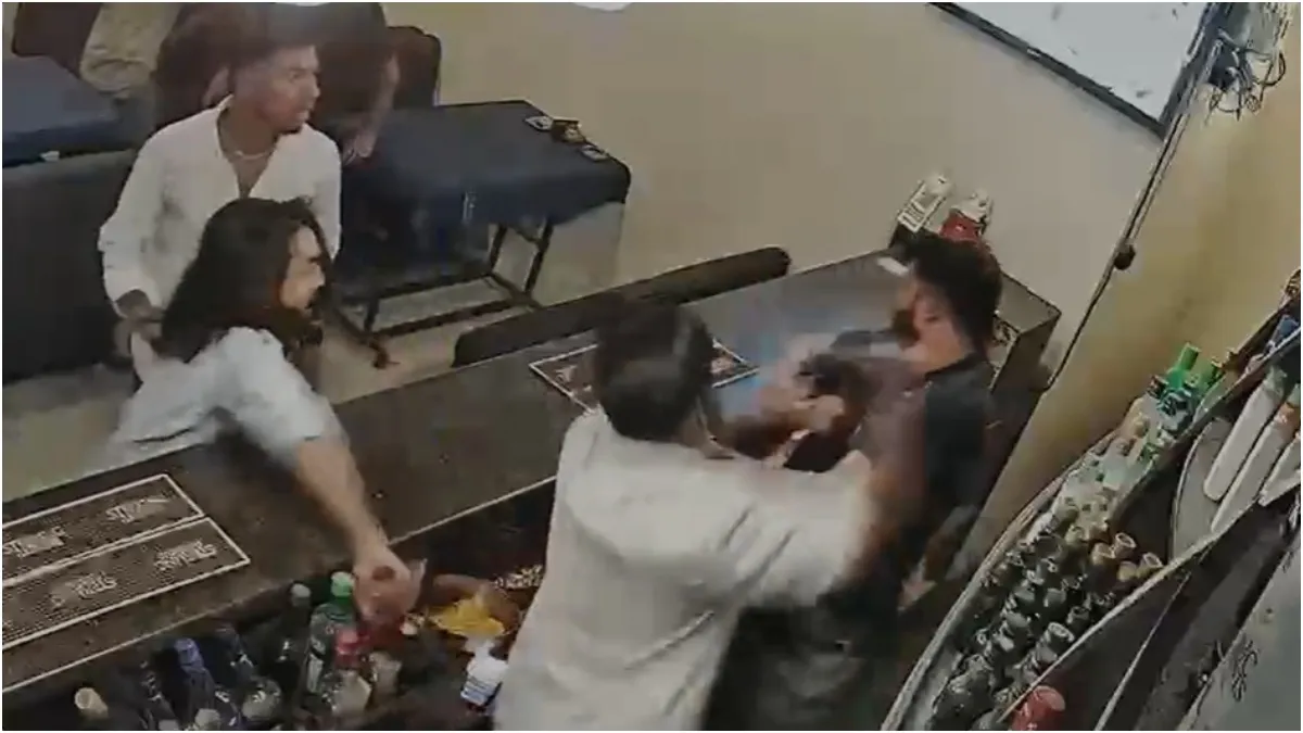 maharashtra beer bar fight video- India TV Hindi