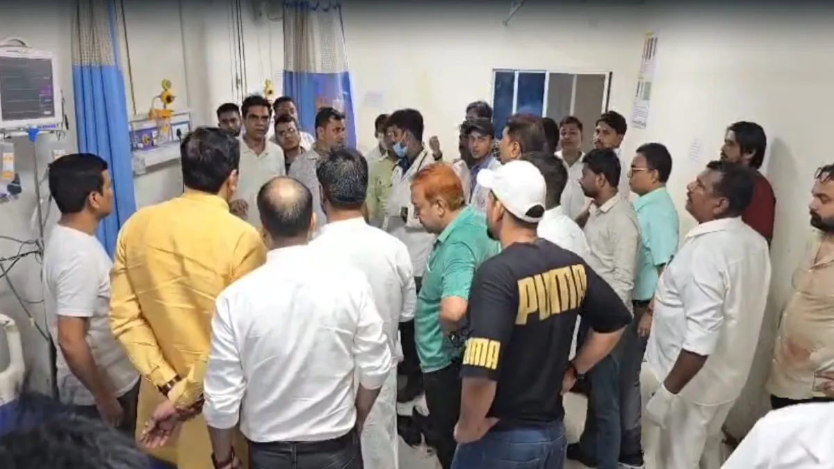 घायल बहनोई को अस्पताल में देखने पहुंचे लोग- India TV Hindi