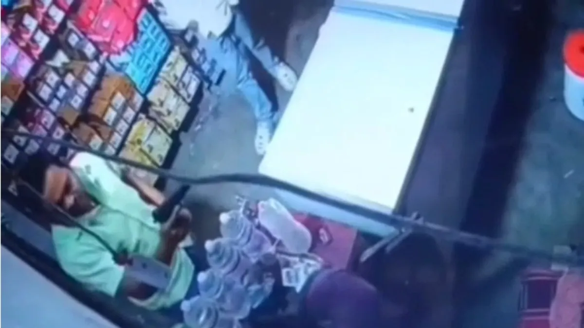 muzaffarpur policeman points pistol at shopkeeper- India TV Hindi