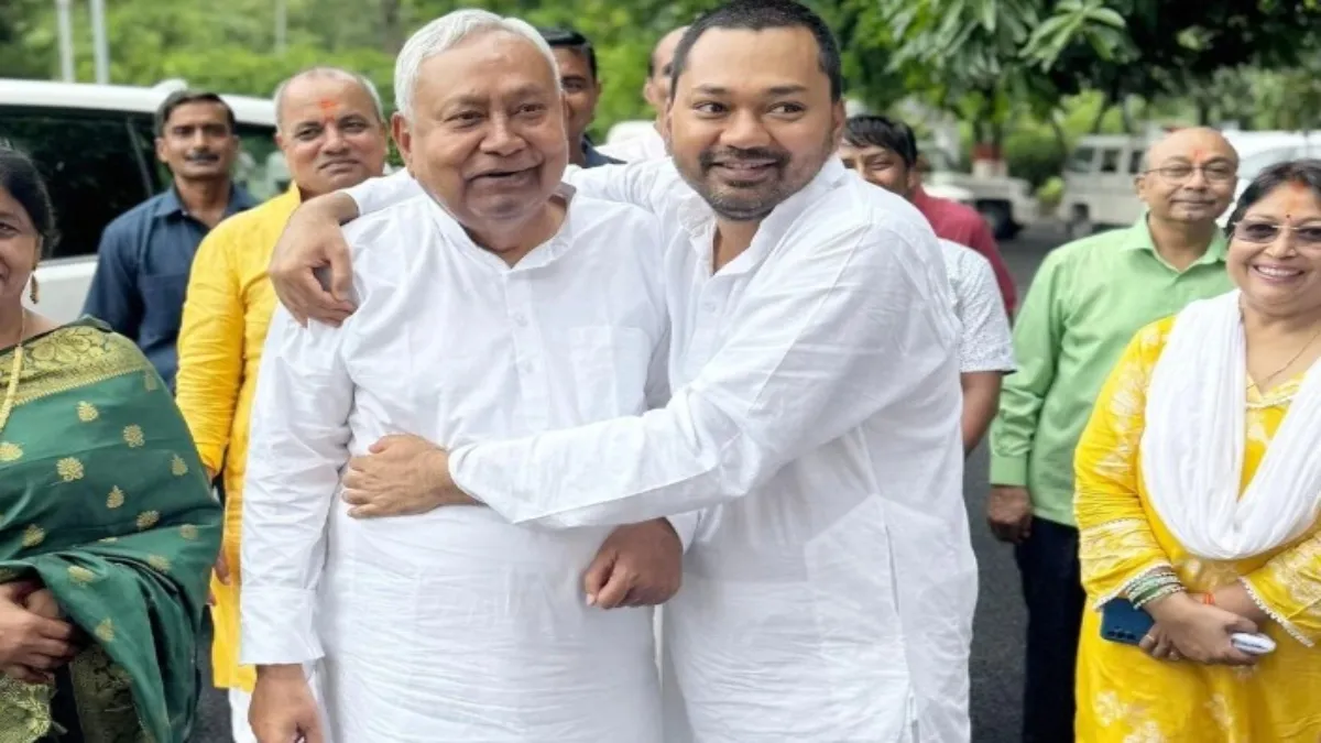 नीतीश कुमार और निशांत कुमार- India TV Hindi