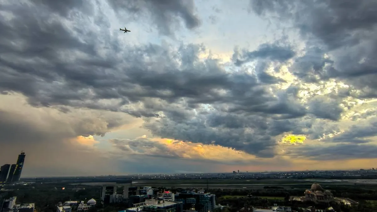 नोएडा में बादल छाने की तस्वीर- India TV Hindi