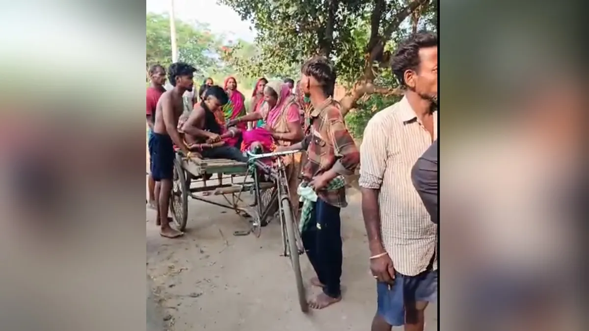 साइकिल के ठेले पर पीड़िता को ले गए परिजन- India TV Hindi