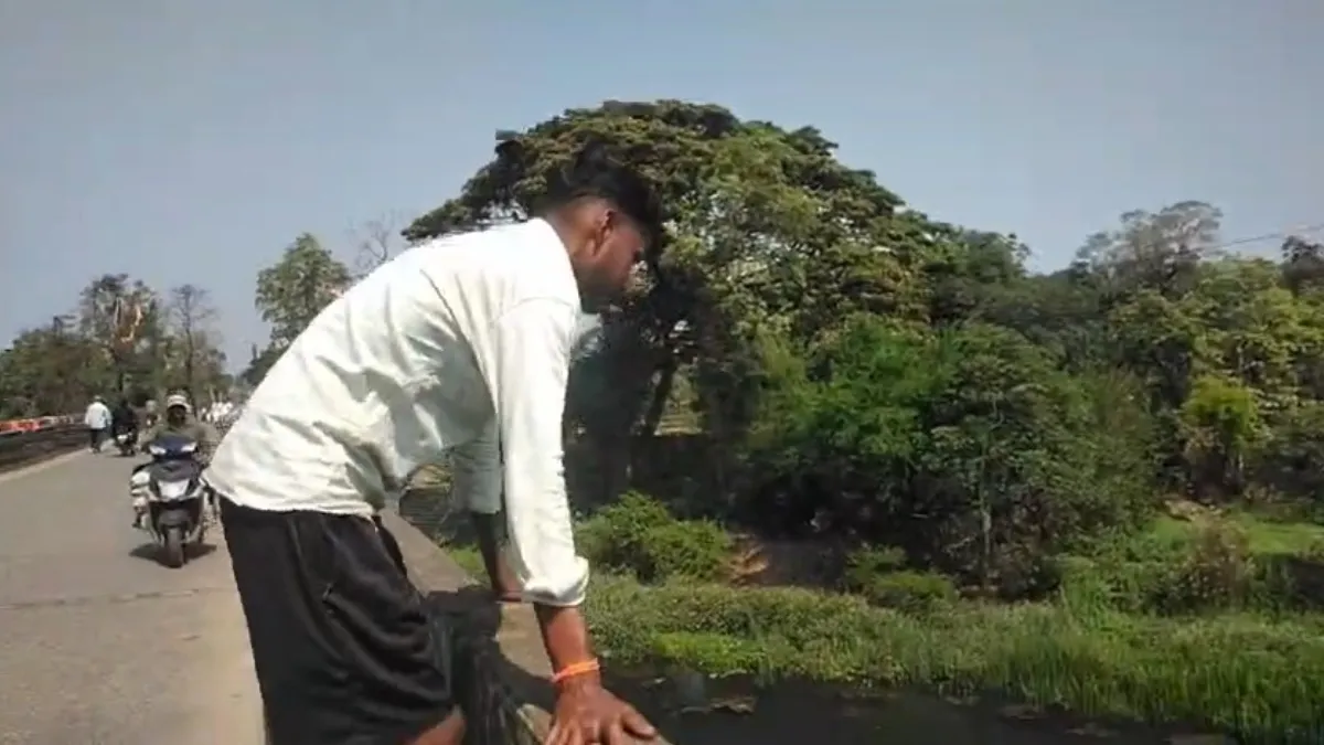 odisha bhadrak man jumps into river died- India TV Hindi