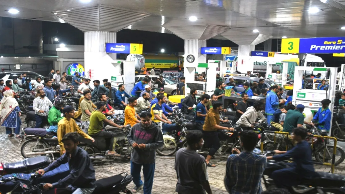 पाकिस्तान में पेट्रोल पंप पर लोगों की लंबी कतारें।- India TV Hindi
