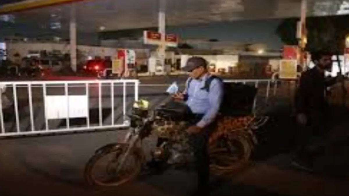 पाकिस्तान में बढ़ गए पेट्रोल डीजल के दाम- India TV Hindi