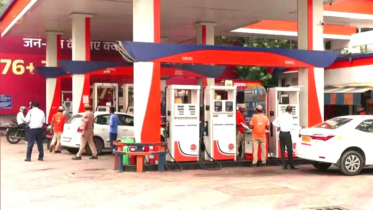 ईंधन के गलत वितरण और अफवाहों पर कड़ी नजर रखने को कहा गया है।- India TV Hindi