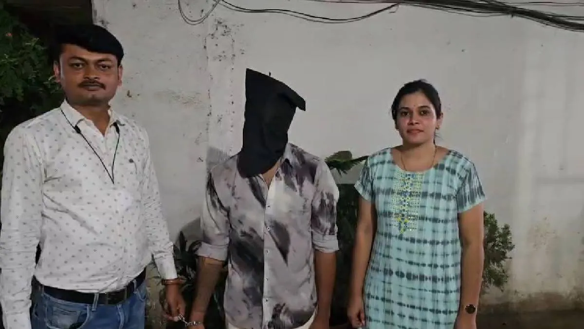 पुलिस हिरासत में आरोपी- India TV Hindi