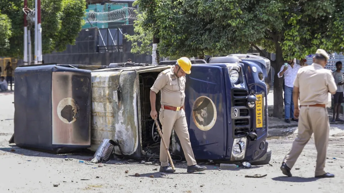 Police car burnt- India TV Hindi