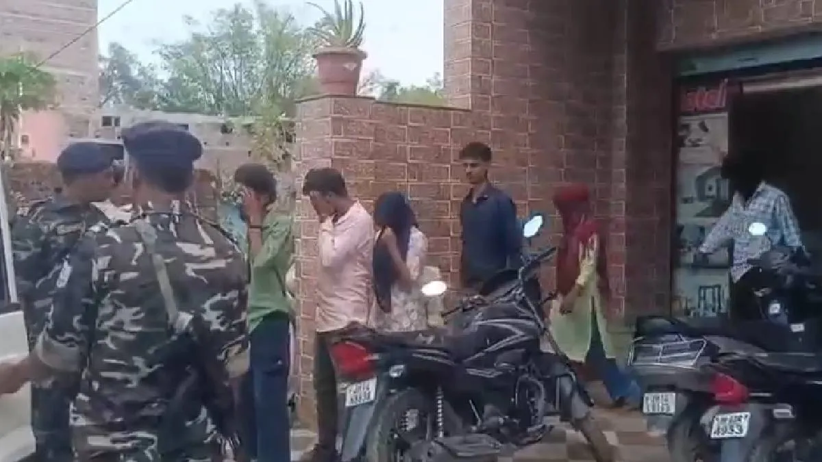 आरोपियों को ले जाती पुलिस- India TV Hindi