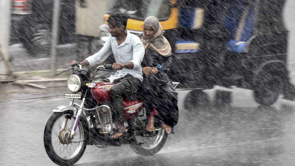 बारिश में भीगते बाइक सवार- India TV Hindi