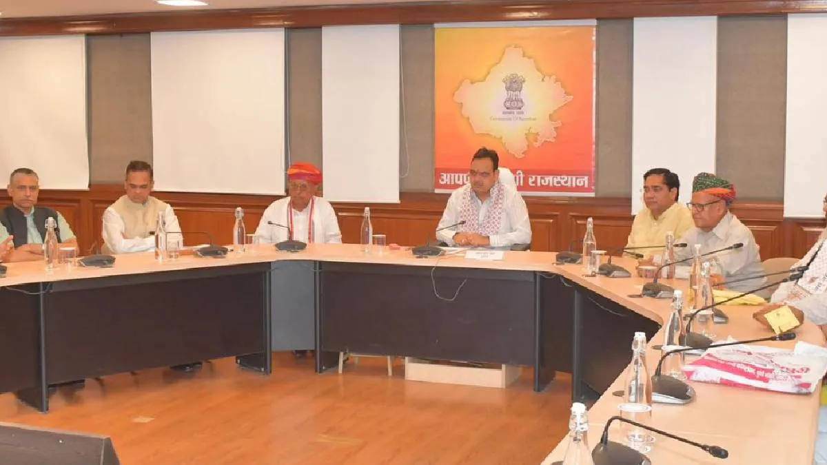 मीटिंग करते सीएम भजनलाल शर्मा। फाइल- India TV Hindi