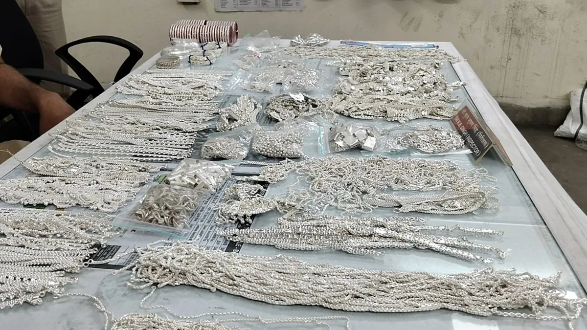14 किलो चांदी के जेवरात...- India TV Hindi