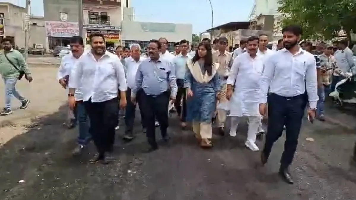 रोड की जांच करते अधिकारी- India TV Hindi