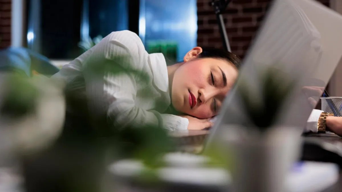 किस विटामिन की कमी से नींद आती रहती है? दिन भर महसूस होती है सुस्ती-थकान, तो हो जाइए सावधान किस विटामिन की कमी से नींद आती रहती है? दिन भर महसूस होती है सुस्ती-थकान, तो हो जाइए सावधान