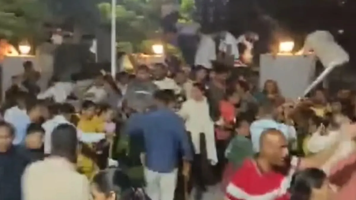 सूरत में लोगों ने थाने...- India TV Hindi