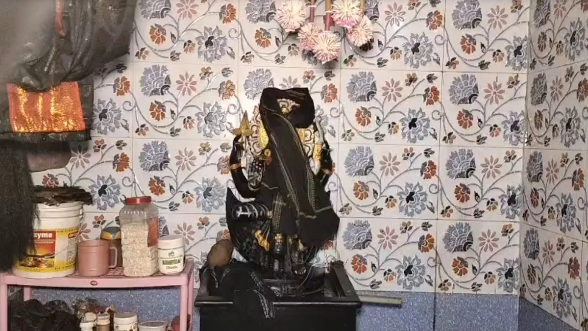 चोरों ने शनिदेव के...- India TV Hindi