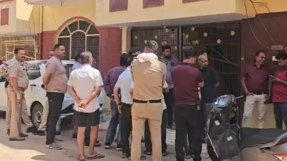 बुजुर्ग दंपति का अलग-अलग कमरे में मिला शव। - India TV Hindi