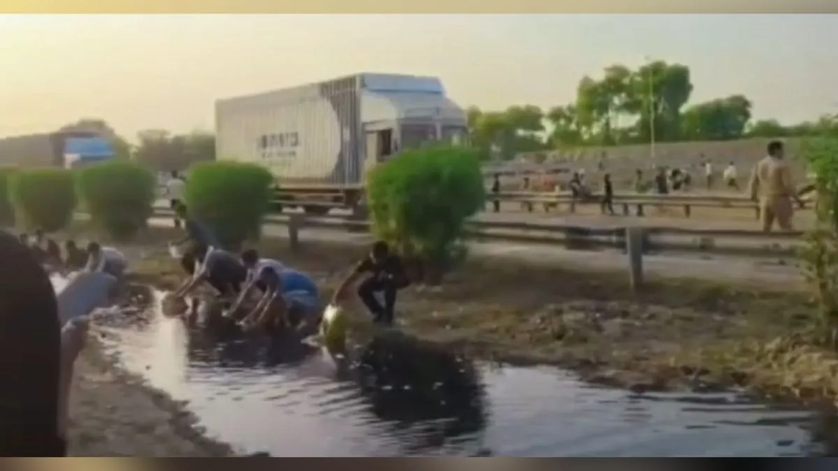 डीजल लूटने की मची होड़।- India TV Hindi