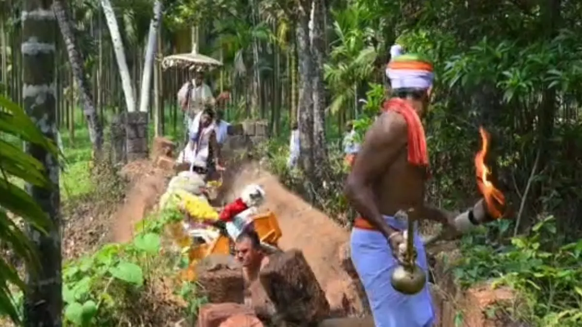 पुल टूटने से 8 लोग घायल। - India TV Hindi