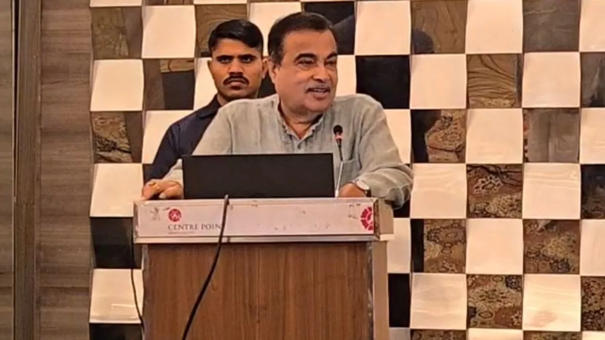 नितिन गडकरी ने कॉन्ट्रैक्टरों की लगाई क्लास।- India TV Hindi