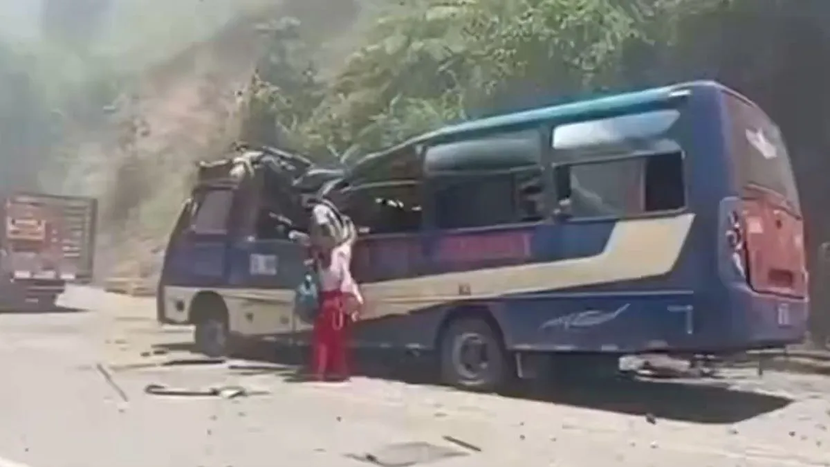 बस में सवार 13 लोगों की मौत।- India TV Hindi