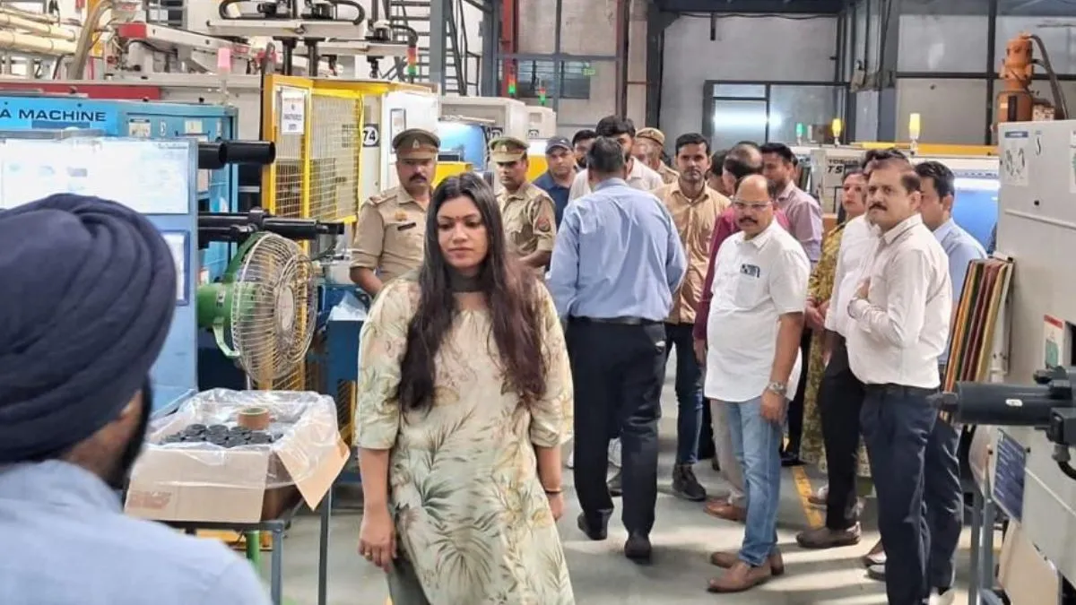 जिलाधिकारी मेधा रूपम ने JBJ टेक्नोलॉजी लिमिटेड कंपनी का किया भ्रमण।- India TV Hindi