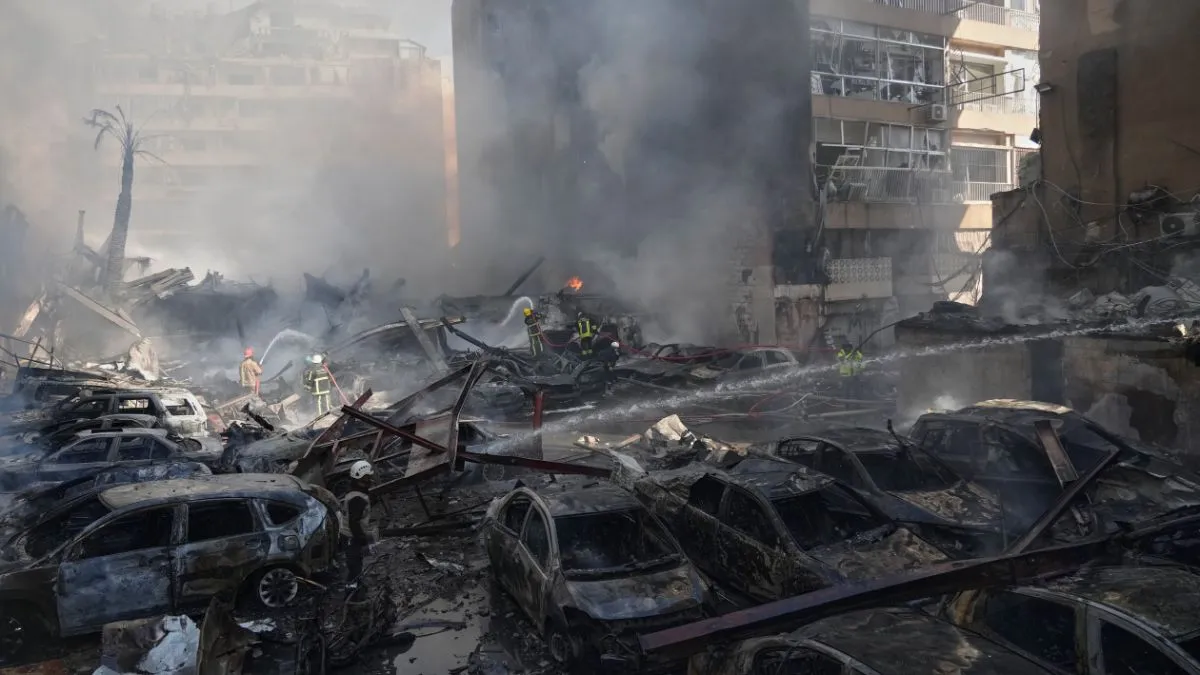 बेरूत पर इजरायल की बमबारी के बाद खंडहर हुईं इमारतें।- India TV Hindi